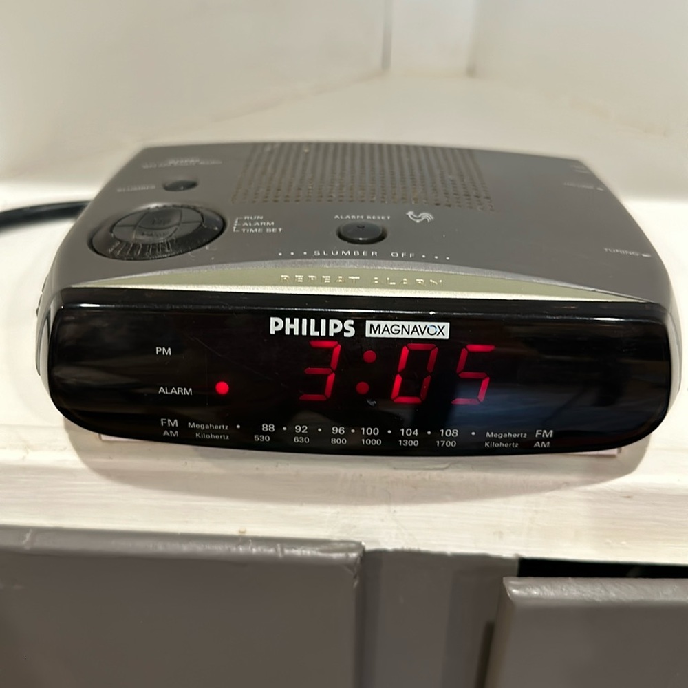 Philips MAGNAVOX Gray Aj3080 AM FM Alarm Clock Radio 9volt battery backup GUC